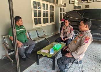 Panit Binmas Polsek Malingping Polres Lebak Sampaikan Pesan Kamtibmas Saat Temui Warga