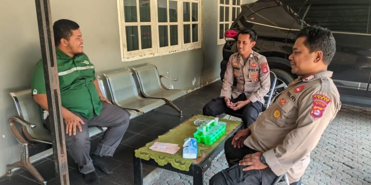 Panit Binmas Polsek Malingping Polres Lebak Sampaikan Pesan Kamtibmas Saat Temui Warga