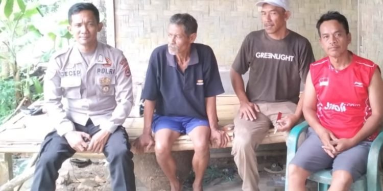 Guna Ciptakan Situasi Kondusif Bhabinkamtibmas Polsek Cibadak Polres Lebak Laksanakan Giat Program Quick Wins Presisi POLRI