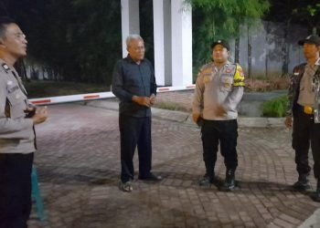 Personil Bhabinkamtibmas Sambangi dan silaturahmi Petugas Ronda Perumahan Cilegon Park Cibeber