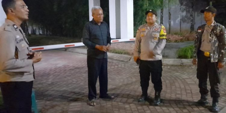 Personil Bhabinkamtibmas Sambangi dan silaturahmi Petugas Ronda Perumahan Cilegon Park Cibeber