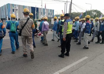 Panit I Samapta Polsek Ciwandan Polres Cilegon Polda Banten Berikan Pelayanan Dan Pengaturan Lalulintas
