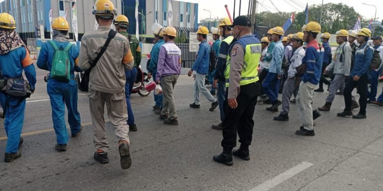 Panit I Samapta Polsek Ciwandan Polres Cilegon Polda Banten Berikan Pelayanan Dan Pengaturan Lalulintas
