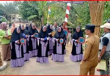 Dampingi Team Juri Ke Desa Waringin, Personel Bhabinkamtibmas Polsek Mancak Polres Cilegon Polda Banten Sukseskan Lomba Kampung Bersih Dan Aman (LKBA)
