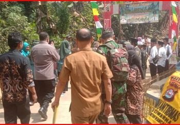 Dampingi Team Juri Ke Desa Ciwarna, Personel Bhabinkamtibmas Polsek Mancak Polres Cilegon Polda Banten Sukseskan Lomba Kampung Bersih Dan Aman (LKBA)