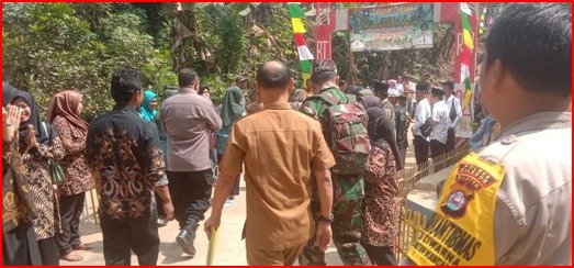 Dampingi Team Juri Ke Desa Ciwarna, Personel Bhabinkamtibmas Polsek Mancak Polres Cilegon Polda Banten Sukseskan Lomba Kampung Bersih Dan Aman (LKBA)
