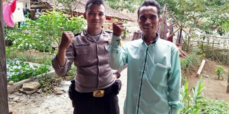 Bripka Mustopa Kurniawan selalu dekat dengan Masyarakat Desa Sangkanwangi Kecamatan Leuwidamar Kabupaten Lebak