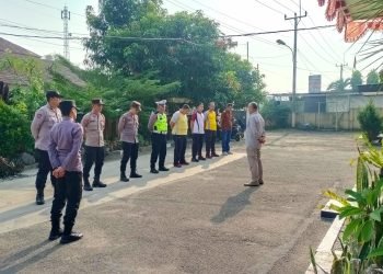 Memimpin apel pagi untuk mengecek kesiap Siagaan anggota dalam melaksanakan tugas sehari hari di Polsek warunggunung