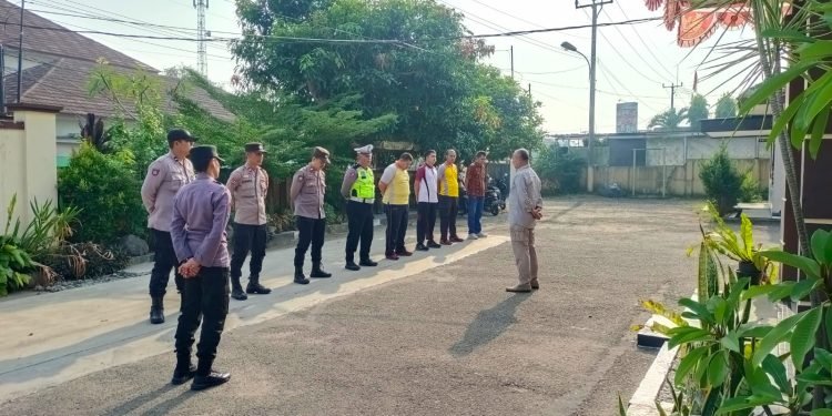 Memimpin apel pagi untuk mengecek kesiap Siagaan anggota dalam melaksanakan tugas sehari hari di Polsek warunggunung