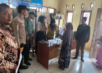 Bhabinmas polsek Cikulur Polres Lebak Monitoring Pembayaran BLT DD Tahap 3 Bulan Ke-9 Tahun 2023 Desa Pasirgintung Kecamatan Cikulur Kabupaten Lebak