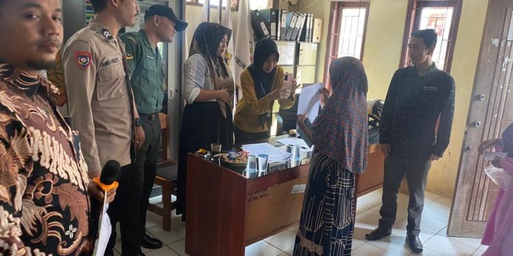 Bhabinmas polsek Cikulur Polres Lebak Monitoring Pembayaran BLT DD Tahap 3 Bulan Ke-9 Tahun 2023 Desa Pasirgintung Kecamatan Cikulur Kabupaten Lebak