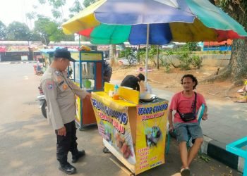 Bhabinkamtibmas Polsek Rangkasbitung Polres Lebak Temui Pedagang Kaki Lima Di Alun Alun Rangkasbitung