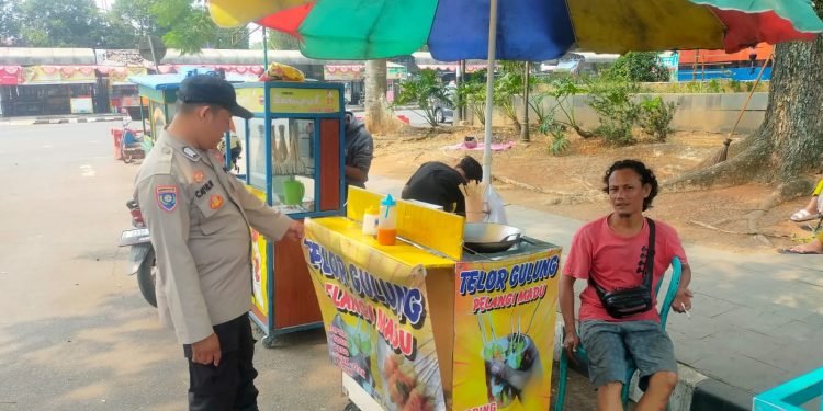 Bhabinkamtibmas Polsek Rangkasbitung Polres Lebak Temui Pedagang Kaki Lima Di Alun Alun Rangkasbitung