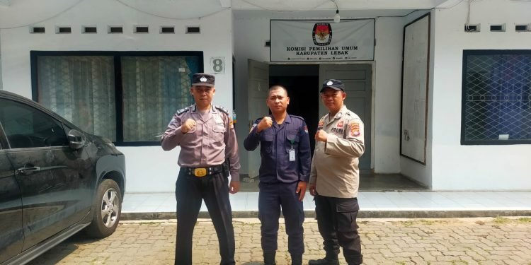 Anggota Polsek Rangkasbitung Polres Lebak Laksanakan Giat Patroli Temui Satpam KPU Lebak