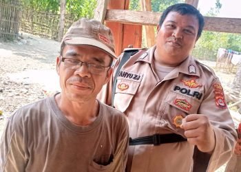 Bhabinkamtibmas Polsek Rangkasbitung Polres Lebak Sambang Kerumah Ketua RT Dikampung Ciwaru
