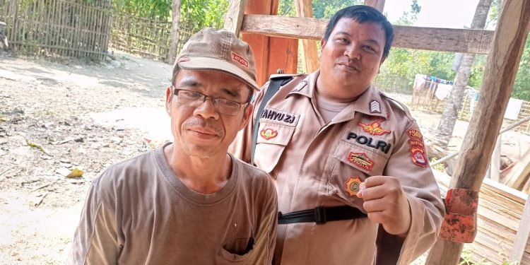 Bhabinkamtibmas Polsek Rangkasbitung Polres Lebak Sambang Kerumah Ketua RT Dikampung Ciwaru
