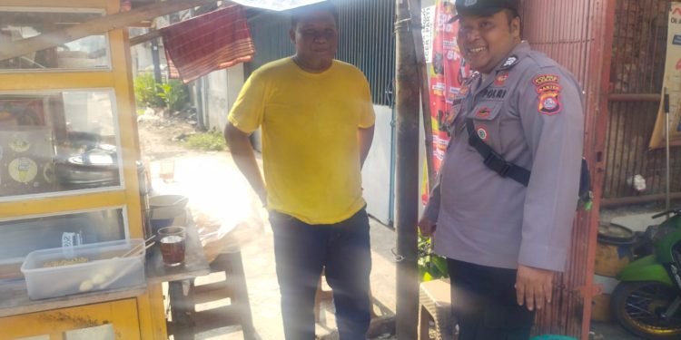 Bhabinkamtibmas Polsek Rangkasbitung Polres Lebak Temui Pedagang UMKM Di Kampung Leuwiranji