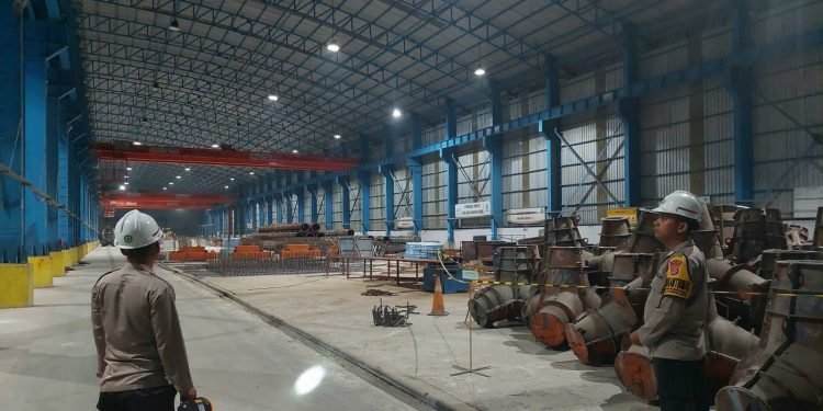 Sambangi Security, Bhabinkamtibmas Polsek Bojonegara Polres Polda Banten Berikan Arahan