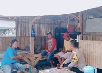 Menjalin silaturahmi dengan para pemuda/i Mekarsari !!! Bhabinkamtibmas Polsek Pulomerak