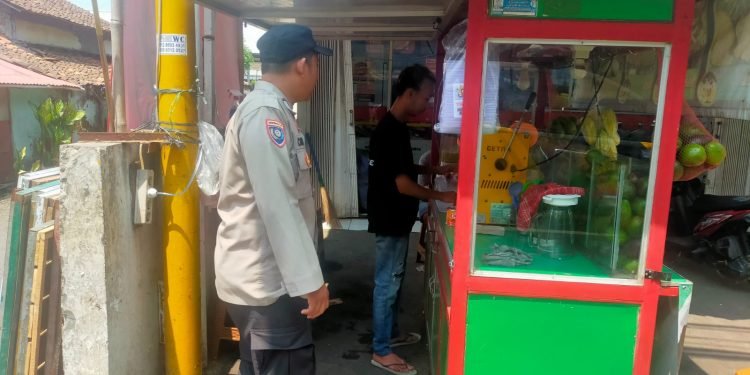 Bhabinkamtibmas Polsek Rangkasbitung Polres Lebak Sambangi Pedagang Es Buah