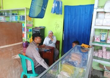 Sambangi Pemilik Warung Sembako Bhabinkamtibmas Polsek Rangkasbitung Polres Lebak Sampaikan Pesan Kamtibmas