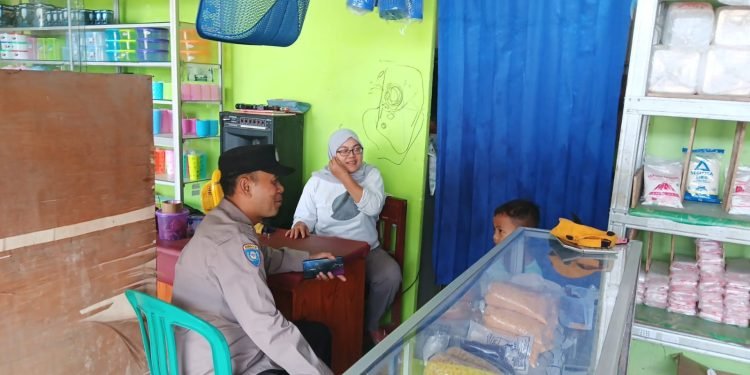 Sambangi Pemilik Warung Sembako Bhabinkamtibmas Polsek Rangkasbitung Polres Lebak Sampaikan Pesan Kamtibmas