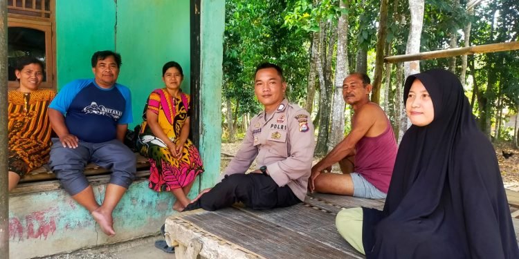 Bhabinkamtibmas Polsek Rangkasbitung Polres Lebak Jalin Kekeluargaan Dengan Warga Masyarakat