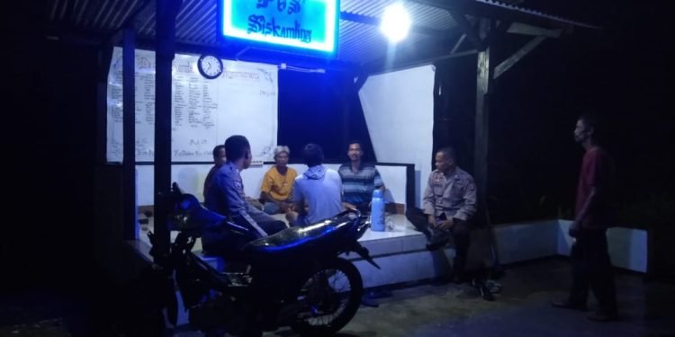 Anggota Polsek Cibadak Polres Lebak sambangi warga di Poskamling Desa Bojongleles Kecamatan Cibadak