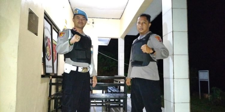 Anggota Piket Polsek Wanasalam Polres Lebak Perketat Penjagaan Mako, Antisipasi Adanya Gangguan Kamtibmas