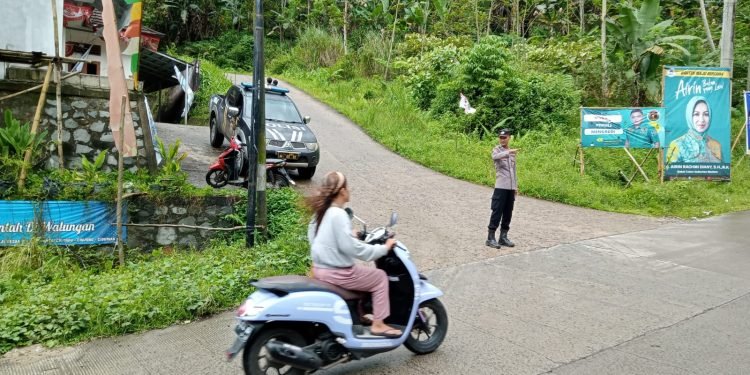 Hadir d tengah masyarakat, Anggota Polsek Lebakgedong Polres Lebak Berikan pelayanan Pengaturan Lalulintas