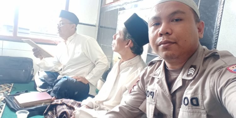 Bhabinkabtibmas Polsek Wanasalam Silaturahmi dengan Tokoh Masyarakat Desa Muara
