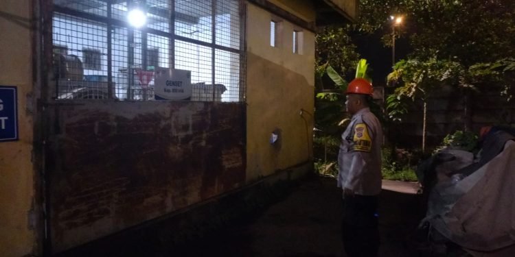 Sambangi Security, Bhabinkamtibmas Polsek Bojonegara Polres Polda Banten Berikan Arahan