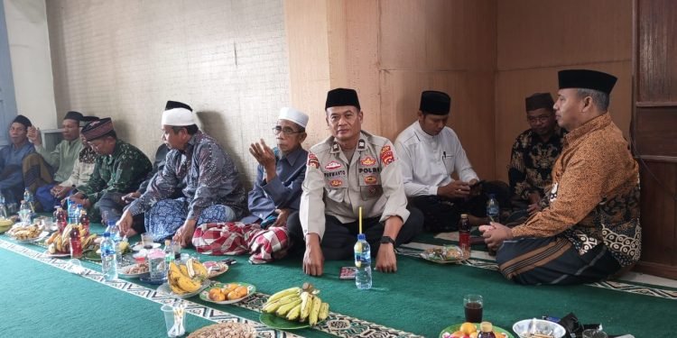 Kanit Binmas Polsek Rangkasbitung Polres Lebak Menghadiri Kegiatan Pengajian Rutin Bersama Tokoh Agama di Desa Nameng