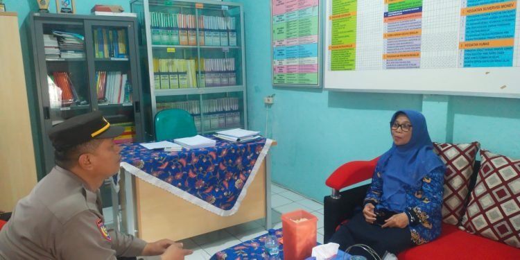 Door To Door Dialogis, Personil Polsek Ciwandan Polres Cilegon Polda Banten Sampaikan Pesan-Pesan Kamtibmas