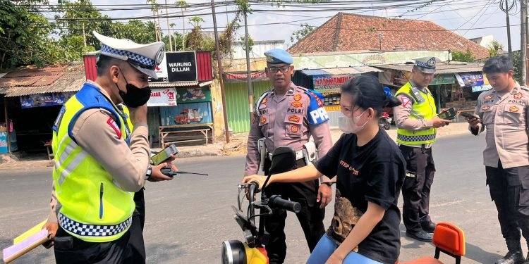 Di Hari Kedelapan Ops Zebra Maung 2023, Ditlantas Polda Banten Laksanakan Gatur dan Himbauan serta Teguran