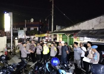 Kapolsek Petir Memimpin Apel Gabungan Pengamanan PHBI di Ponpes Al-Abror Desa Seuat dan Cek Kehadiran Anggota