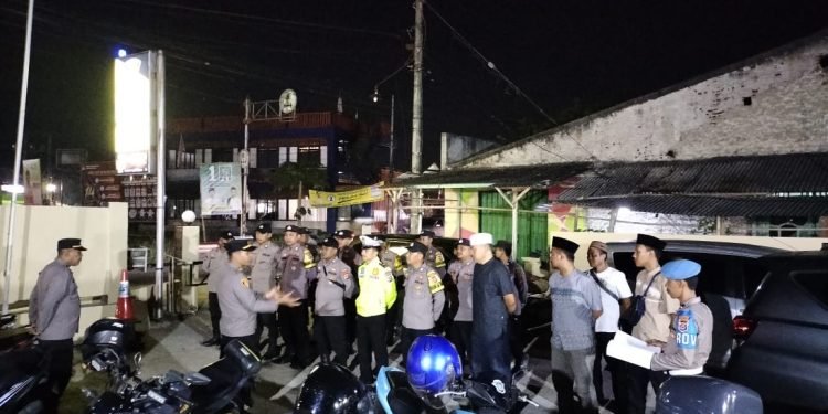Kapolsek Petir Memimpin Apel Gabungan Pengamanan PHBI di Ponpes Al-Abror Desa Seuat dan Cek Kehadiran Anggota
