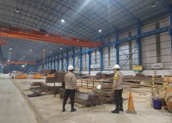 Sambangi Security, Bhabinkamtibmas Polsek Bojonegara Polres Polda Banten Berikan Arahan