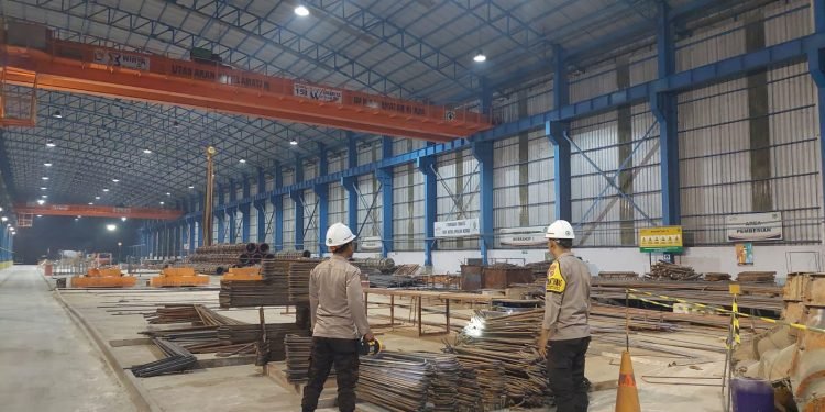 Sambangi Security, Bhabinkamtibmas Polsek Bojonegara Polres Polda Banten Berikan Arahan