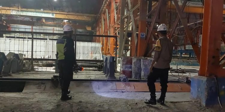 Sambangi Security, Bhabinkamtibmas Polsek Bojonegara Polres Polda Banten Berikan Arahan