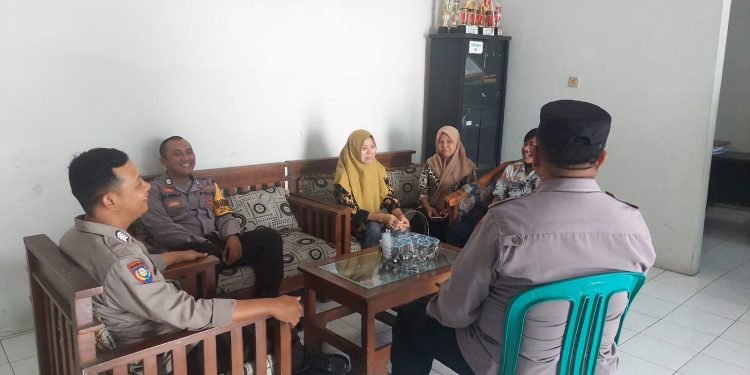 Rutin Dialogis Dengan Warga, Kanit Binmas bersama Bhabinkamtibmas Polsek Bojonegara Polres Cilegon Polda Banten Jalin Silaturahmi