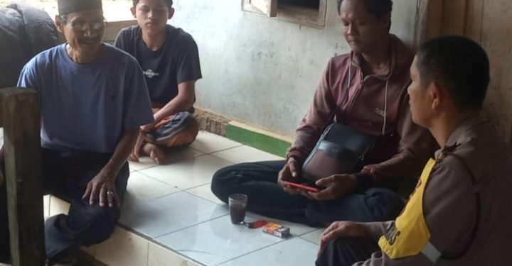 Giat Sambangi Warga Desa binaan Babinkamtibmas Polsek Petir Polres Serang Polda Banten, Sampaikan Pesan Kamtibmas