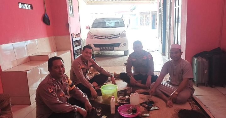 Wujud Kedekatan, Kapolsek Jawilan Polres Serang Ngariung Bersama Warga