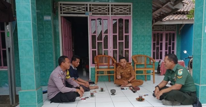 Sinergitas Tiga Pilar,  Bhabinkamtibmas Polsek Petir Polres Serang, Bhabinsa dan Perangkat Desa Melaksanakan Sambang ke Masyarakat