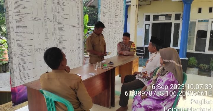 Berikan Himbauan Kamtibmas,  Bhabinmas Polsek Leuwidamar Polres Lebak Sambangi kantor Desa Bojong Menteng Kecamatan Leuwidamar