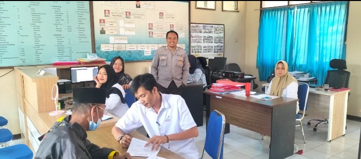 Bhabinkamtibkas Polsek Rangkasbitung Polres Lebak Temui Prades Desa Narimbang Mulia