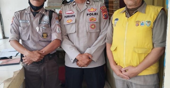 Kanit Binmas Polsek Rangkasbitung Polres Lebak Sambangi Satpam PT.Aplus Berikan Edukasi Kamtibmas