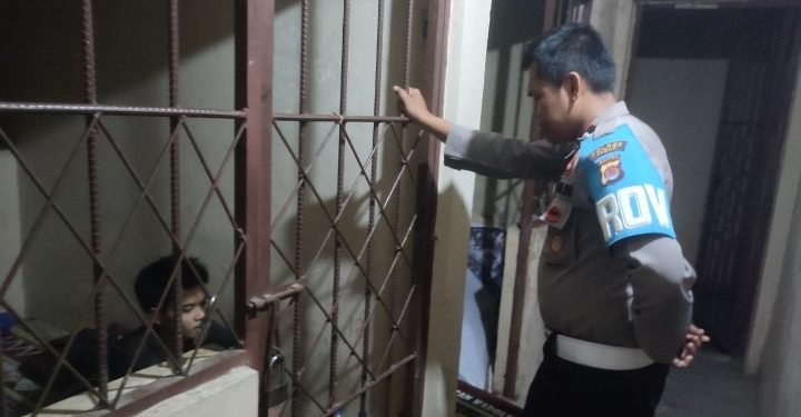 Ps. Kanit Propam Polsek Sajira Polres Lebak Selaku Bawas Piket, Melaksanakan Cek dan Kontrol Tahanan