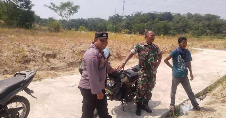 Bhabinkamtibmas Polsek Rangkasbitung Polres Lebak Bersama Babinsa Giat DDS Ke Warga Desa Sukamanah