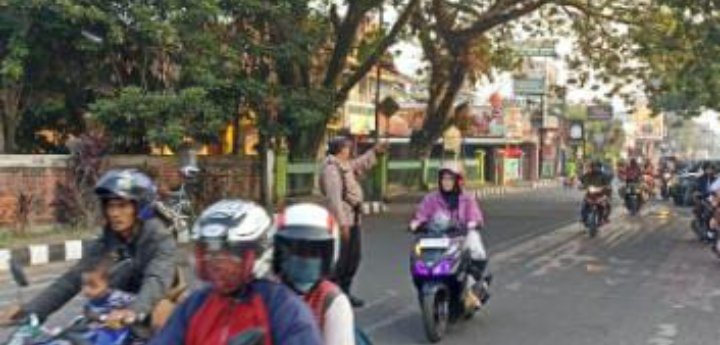 Anggota Polsek Rangkasbitung Polres Lebak Giat Strong Point Urai Kemacetan